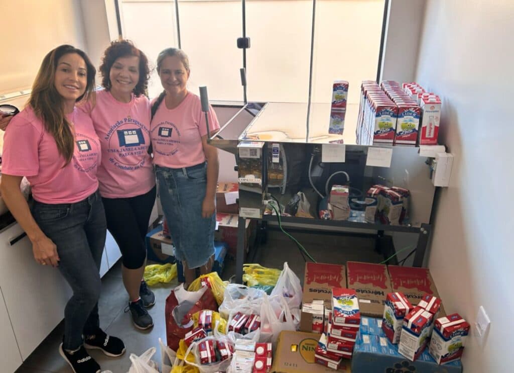 VOLUNTÁRIA FAZ GENEROSA DOAÇÃO DE LEITE PARA A ASSOCIAÇÃO PARAGUAÇUENSE DE COMBATE AO CÂNCER