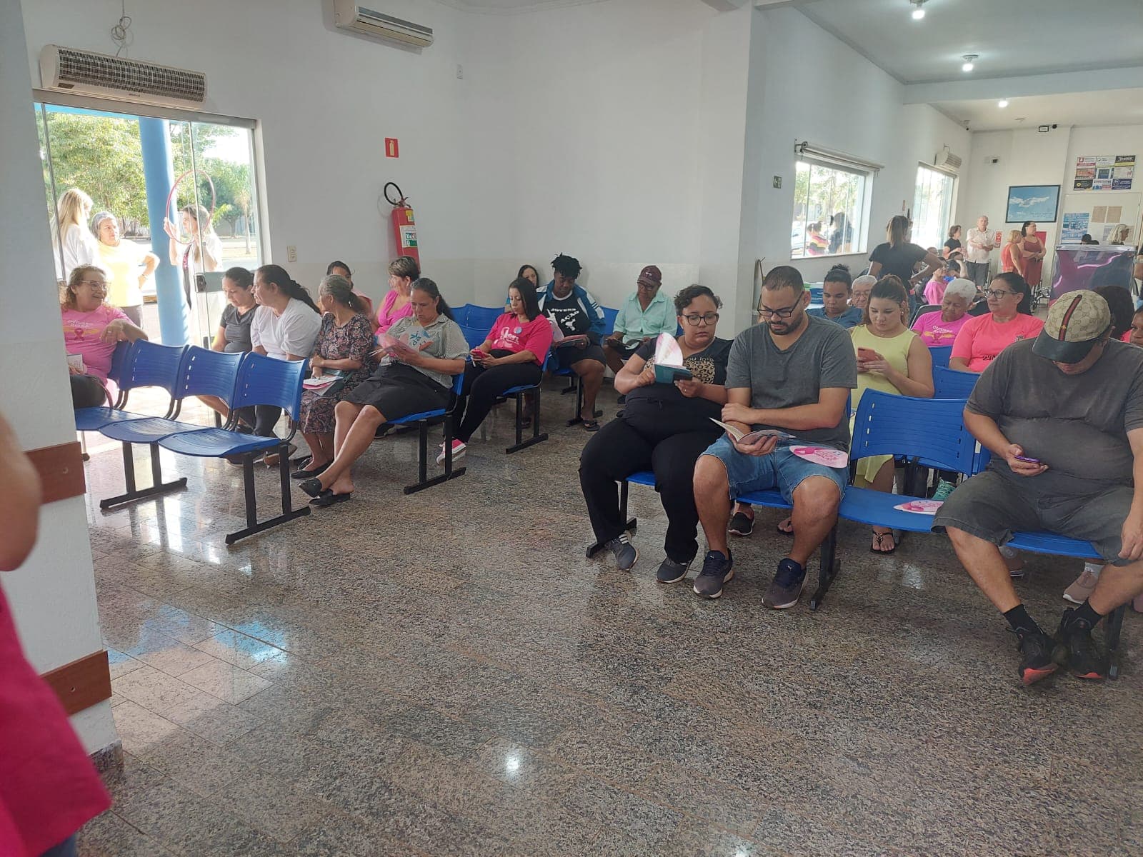 Associação participa de ação de prevenção no CEM durante o Outubro Rosa