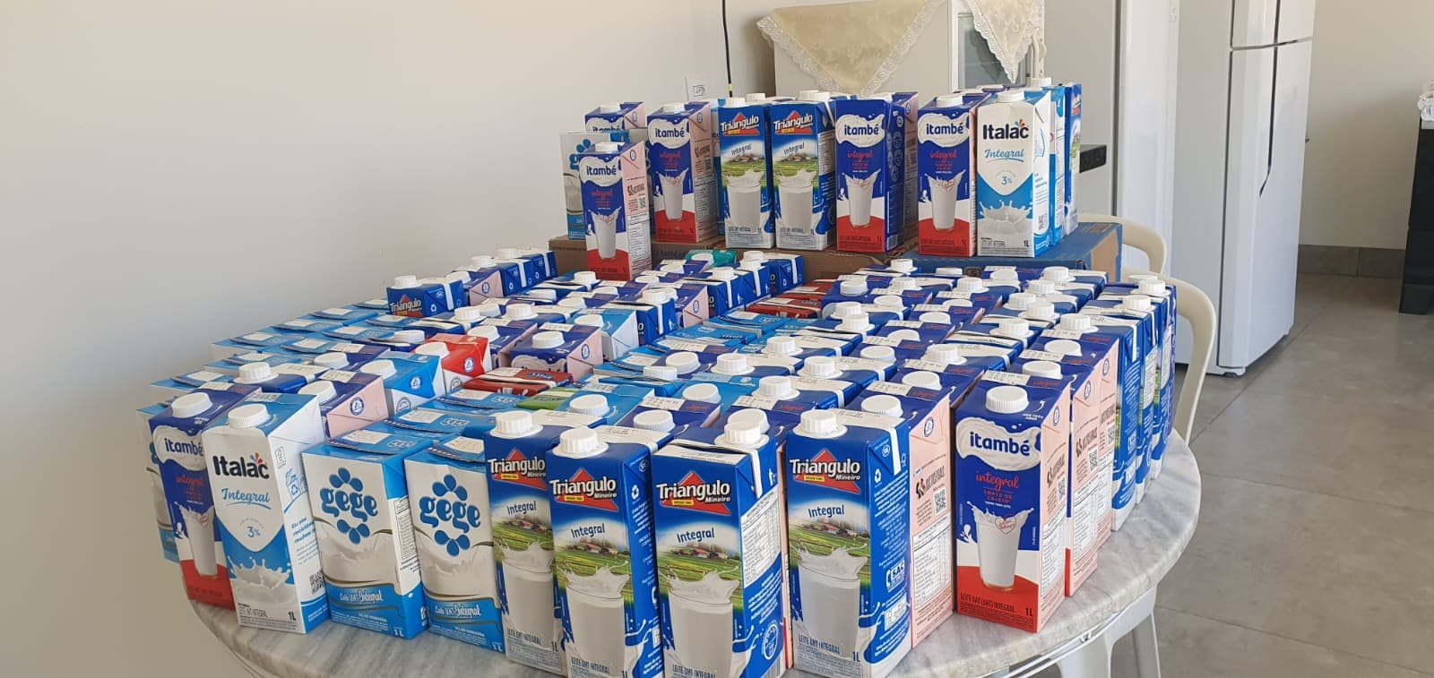Sicredi realiza doação de 179 litros de leite para a APCC