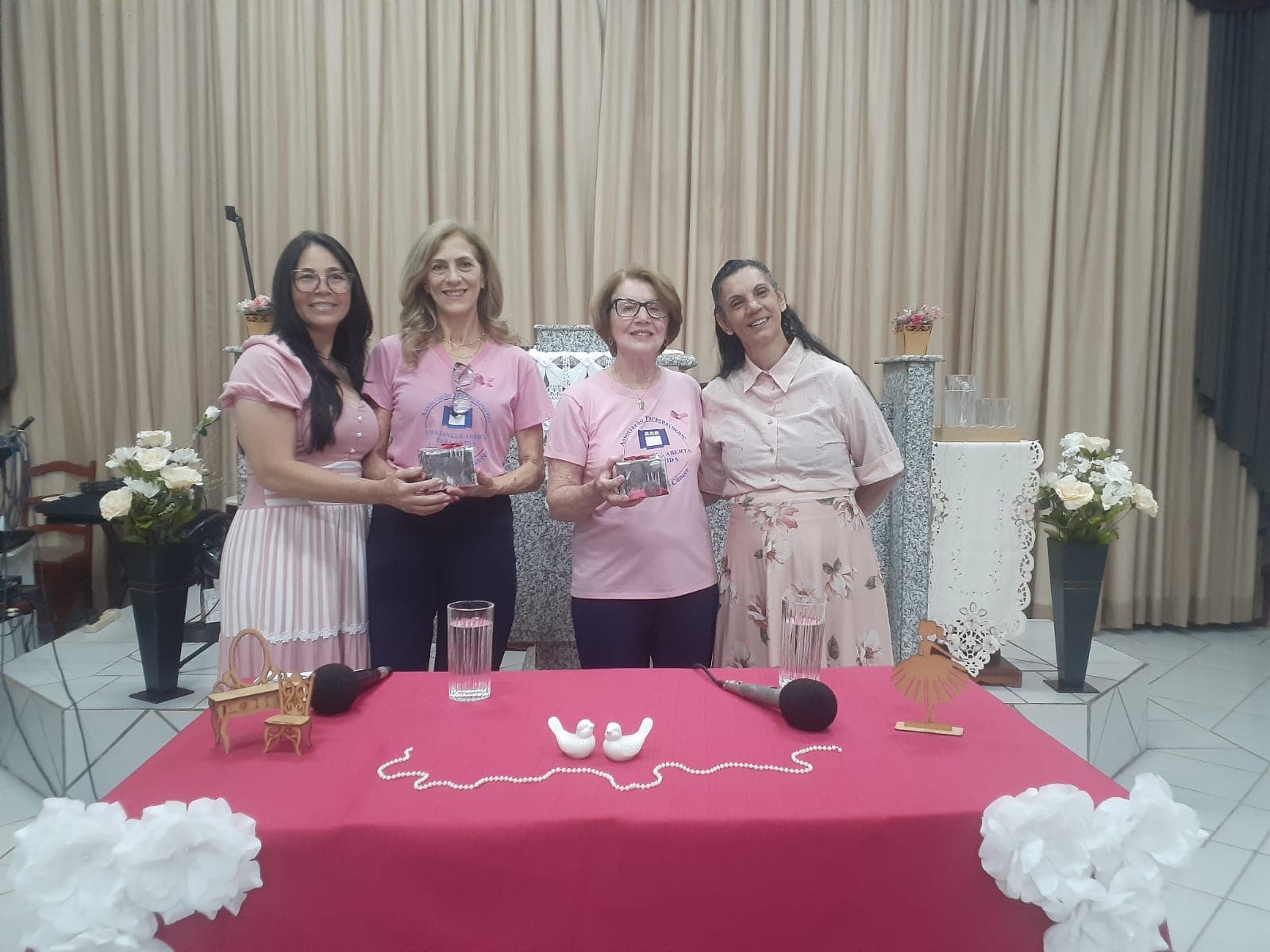APCC participa de Culto Outubro Rosa com voluntárias Oclesia Marostica e Abigail Cuerin