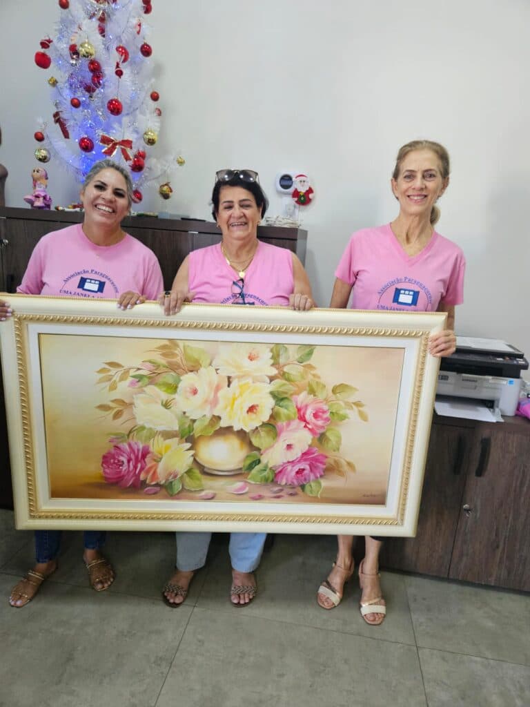 Associação Paraguaçuense de Combate ao Câncer recebe doação especial de quadro artístico